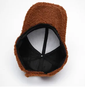 Vue interne de la casquette baseball en peluche marron avec bande de coton et doublure