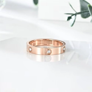 Detailopname van een roségouden ring met sprankelende ronde kristallen voor een luxe look