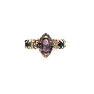 Détail d'une bague dorée avec pierre marquise violette et zircons colorés sertis