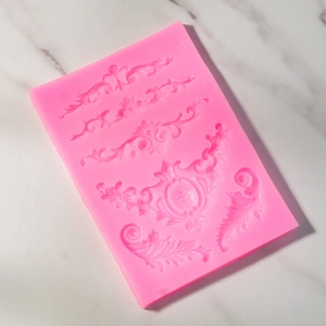 Detailweergave van de roze siliconen mal met barokke ornamenten en reliëfpatronen