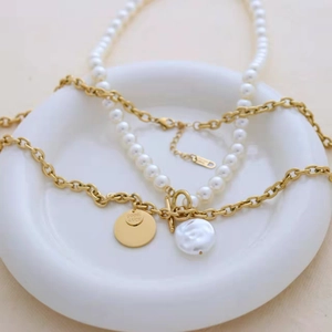 Collier double rang en acier doré avec perles et pendentif rond gravé Good Luck