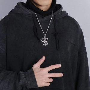 Détail du collier pendentif général pirate en argent avec guitare sur chaîne torsadée