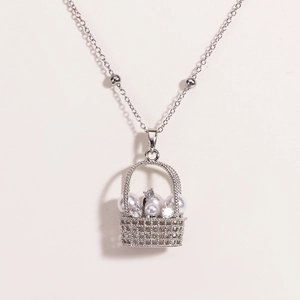 Détail du pendentif panier en argent avec perles blanches et pierres précieuses brillantes