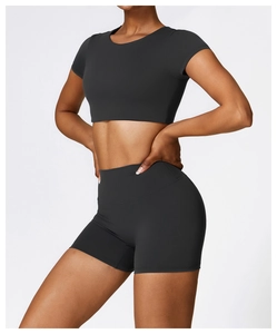 Nahaufnahme von dunkelgrauem Sportset mit High-Waist-Shorts und bauchfreiem Kurzarm-Oberteil