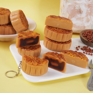 Portachiavi realistico in PVC a forma di torta lunare con dettagli di pasticceria
