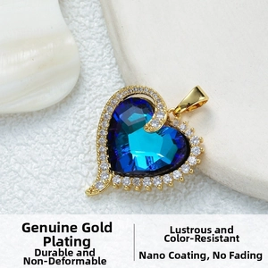 Détail macro du pendentif cœur avec pierre bleu foncé et zircons sur placage d'or