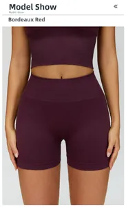 Gros plan du short de yoga sans couture rouge prune à taille haute et texture en maille