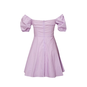 Vue arrière d'une mini robe lilas à épaules dénudées avec manches bouffantes et zip