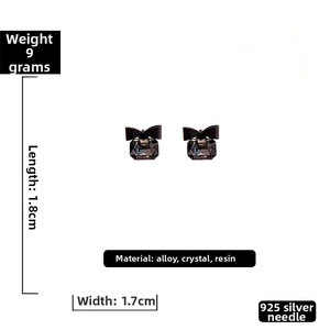 Dettaglio orecchini a fiocco con cristallo nero con dimensioni e ago in argento 925
