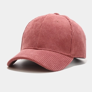Nahaufnahme der rosa Cord-Baseballkappe mit feiner Rippstruktur und 6-Panel-Nähten