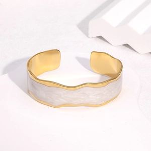 Bracelet jonc ouvert en acier inoxydable doré 18k avec émail blanc motif vague