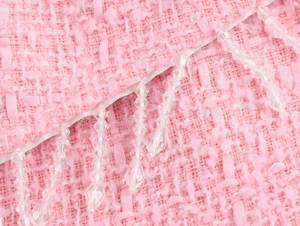 Detailansicht von rosa Tweed-Stoff mit luxuriösen Kristallperlenfransen und Textur