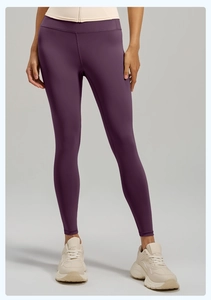 Détail d'un legging de yoga violet taille haute avec ceinture de sudation beige