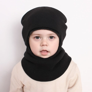 Gros plan sur la cagoule tricotée noire pour enfant avec protection des oreilles et polaire