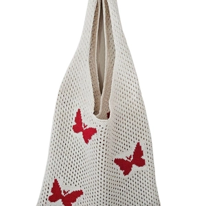Borsa tote in maglia color crema con farfalle rosse e trama intrecciata traforata chic