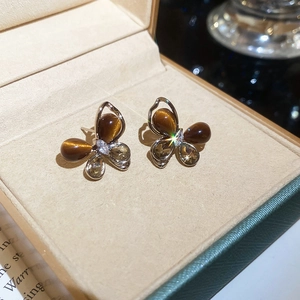 Vue détaillée du clou d'oreille papillon avec œil de tigre et zircons