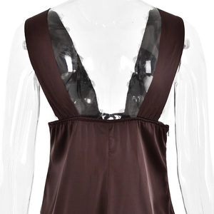 Détail du dos en V profond sur une robe en satin marron avec une bande élastique