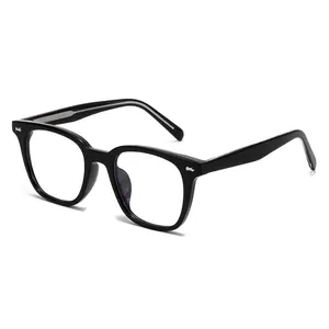 Montura de gafas negra clásica TR20308 con detalles plateados en un ángulo de 45 grados