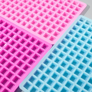 Primer plano del molde de silicona de 126 rejillas para cubitos de hielo y chocolates
