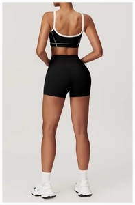 Vue arrière du short de sport noir taille haute avec effet push-up et contrôle du ventre