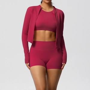 Détail du tissu élastique et fermeture éclair de l'ensemble de yoga trois pièces rose