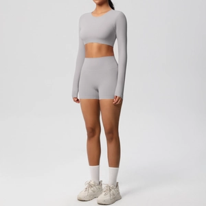 Detail view of the light gray brushed fabric and high elastic stitching on the yoga set