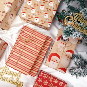 Grand papier cadeau de Noël avec Père Noël, flocons de neige et rayures vintage