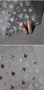 Détail macro des stickers d'ongles 3D hologrammes laser papillon et flocon de neige M-230