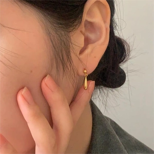 Eleganti orecchini a goccia in argento sterling 925 placcati oro indossati da una modella