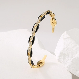 Bracciale a polsino naso di maiale placcato oro 18K con smalto nero e zirconi bianchi