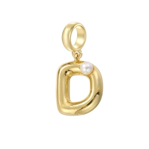 Vue macro du pendentif bulle lettre D doré avec un accent de perle blanche ronde