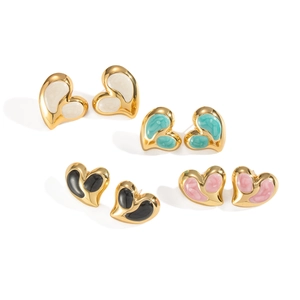 Set mit vier goldenen Herz-Ohrsteckern mit buntem Emaille in Weiß Rosa Schwarz und Türkis