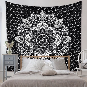 Détail d'une tapisserie mandala noire et blanche avec motifs célestes de lune et étoiles