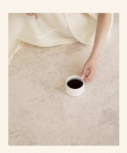 Alfombra crema impermeable minimalista con taza de café y ambiente cotidiano