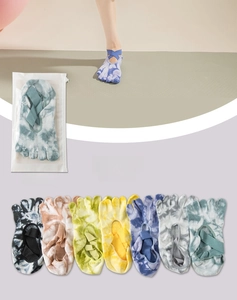 Détail de chaussettes de yoga à cinq doigts tie-dye avec sangles et emballage de marque