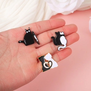 Broches en émail d'animaux mignons, chats noirs et blancs s'embrassant avec couteau