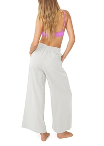 Vue arrière du pantalon large en coton et lin gris clair avec taille haute et coupe ample