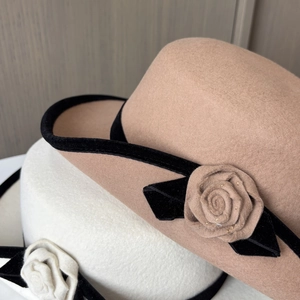 Détail de chapeaux en feutre de laine camel et ivoire avec rubans et roses en tissu