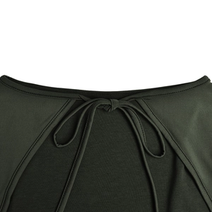 Détail du col rond et du laçage au dos de cette robe moulante vert foncé élégante