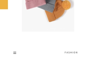 Vue détaillée de trois bonnets d'hiver en tricot rose, gris et orange avec pompon en fourrure