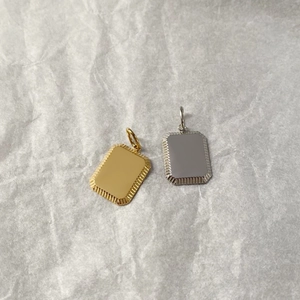 Zwei minimalistische Rechteckanhänger aus Edelstahl in Gold und Silber für DIY-Gravuren