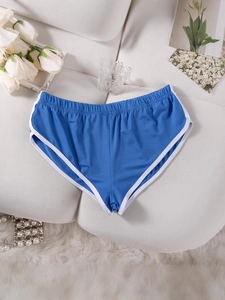 Blauwe elastische sportshort voor dames met witte bies in een platte lay-out presentatie