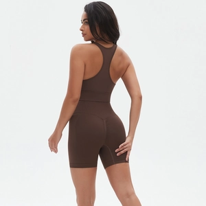Dettaglio degli shorts yoga senza cuciture a vita alta e reggiseno sportivo marrone