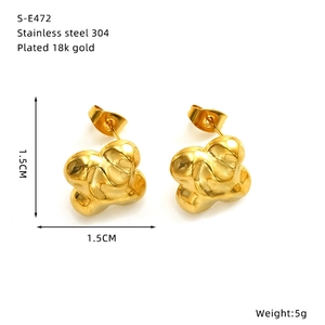 Détail des boucles d'oreilles trèfle en acier plaqué or 18k avec dimensions et poids