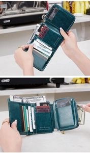 Dettaglio del portafoglio verde in pelle cerata con protezione RFID e slot carte