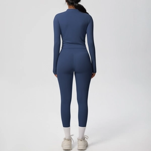 Vue arrière de l'ensemble de yoga bleu marine avec haut à manches longues et legging gainant