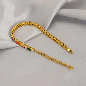 Détail macro d'un bracelet tennis en acier doré orné de zircons cubiques multicolores