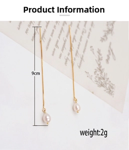 Detail von 9cm langen Gold-Ohrlinien mit eleganten weißen Tropfen-Süßwasserperlen