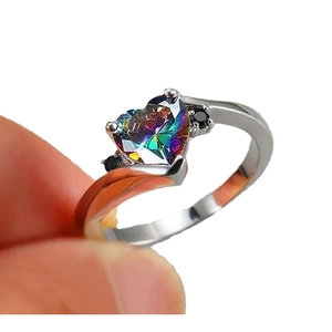 Regenboog hart edelsteen ring met zwarte zirkoon accenten op een zilveren band