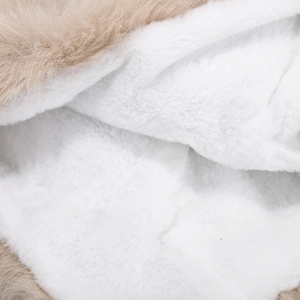 Gros plan sur la doublure épaisse en peluche blanche et la bordure en fausse fourrure